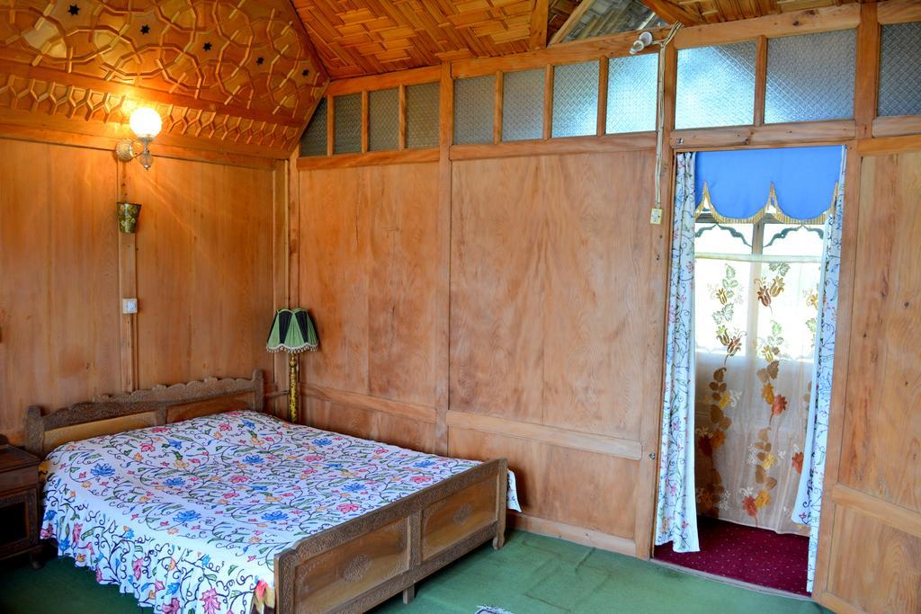 فندق Kings Houseboats Srīnagar الغرفة الصورة
