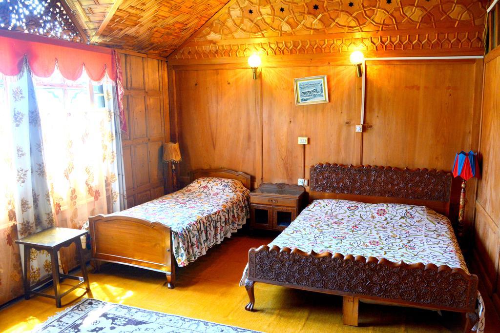 فندق Kings Houseboats Srīnagar الغرفة الصورة