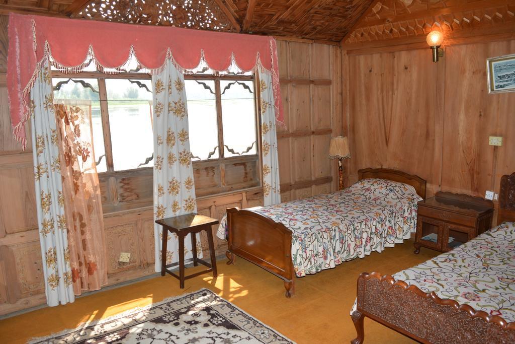 فندق Kings Houseboats Srīnagar الغرفة الصورة