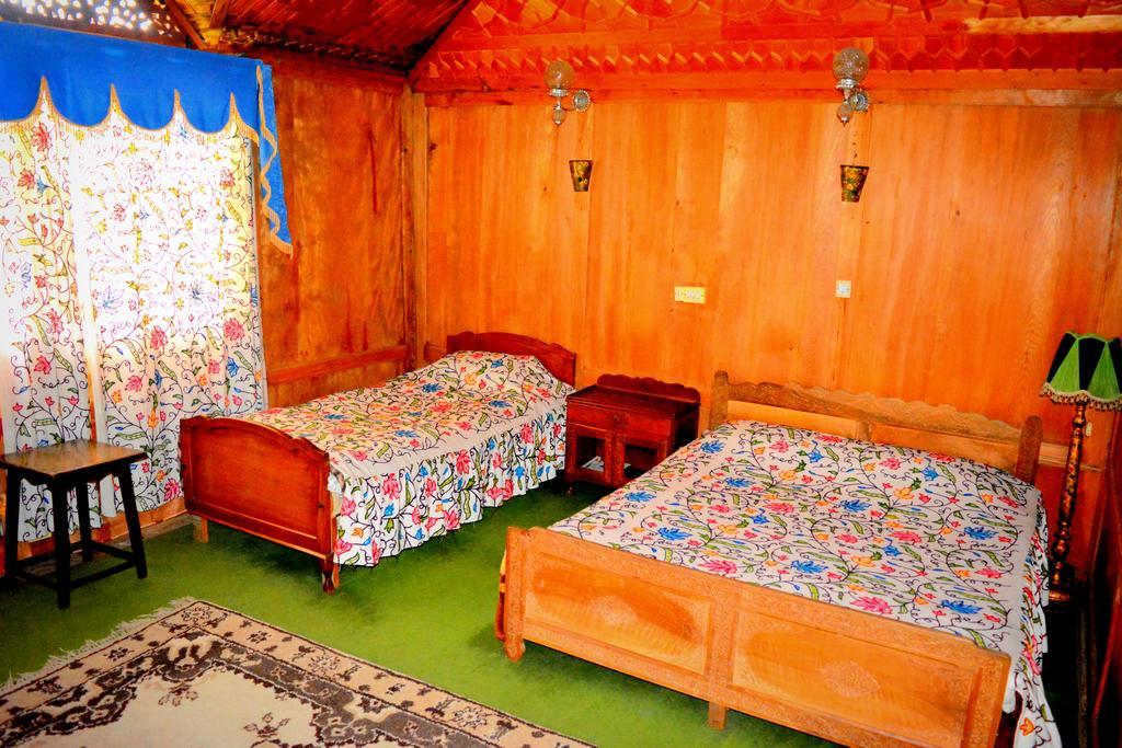 فندق Kings Houseboats Srīnagar الغرفة الصورة